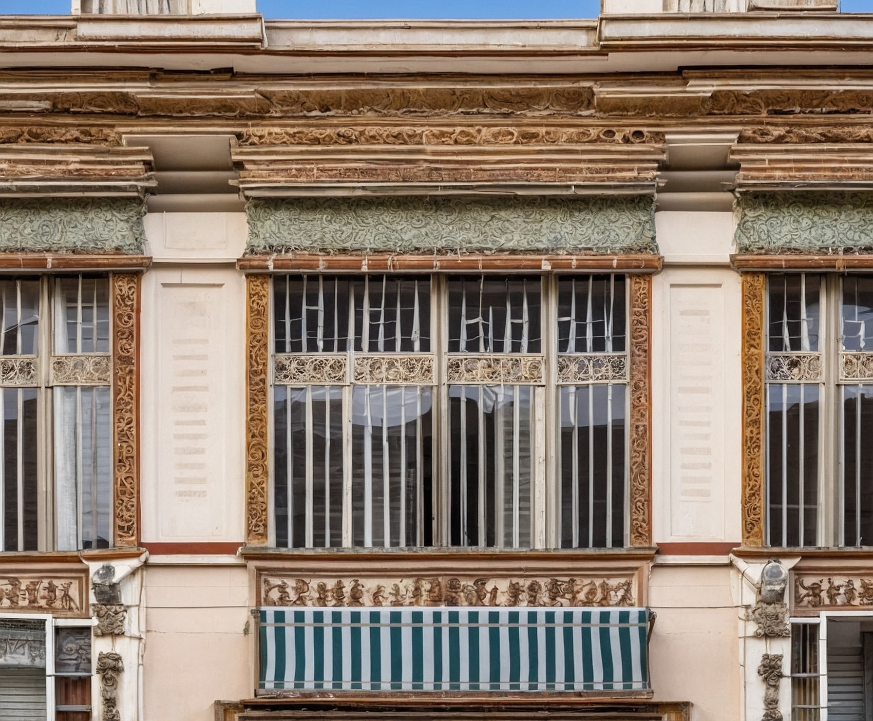 Rehabilitación de fachada de edificio histórico.